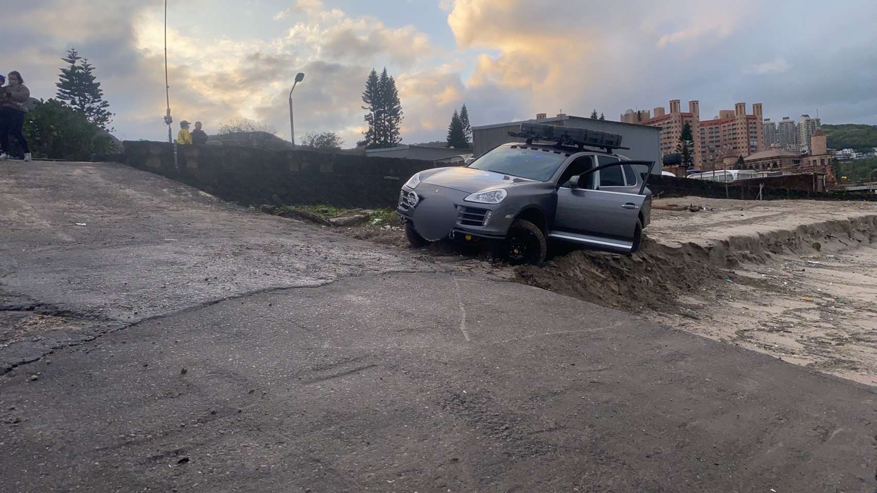 汽車沙灘陷車怎麼辦？汽車沙灘拖吊救援與正確救援流程全解析