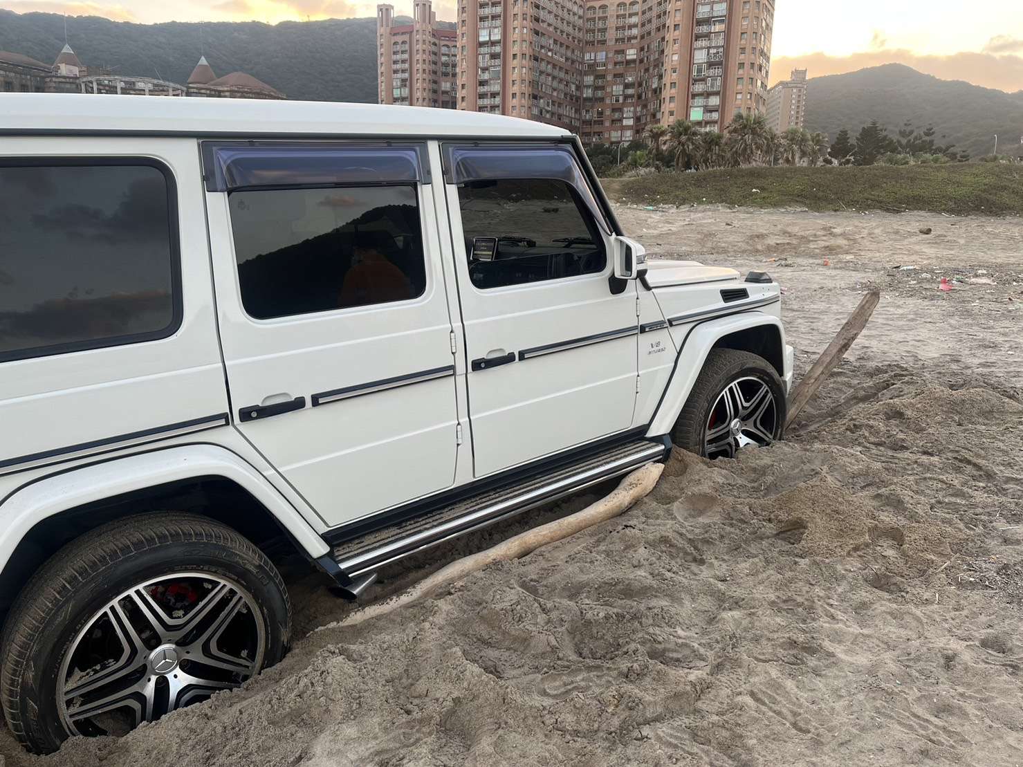 車子在沙灘陷車怎麼辦？沙灘刁車拖吊救援正確處理方式
