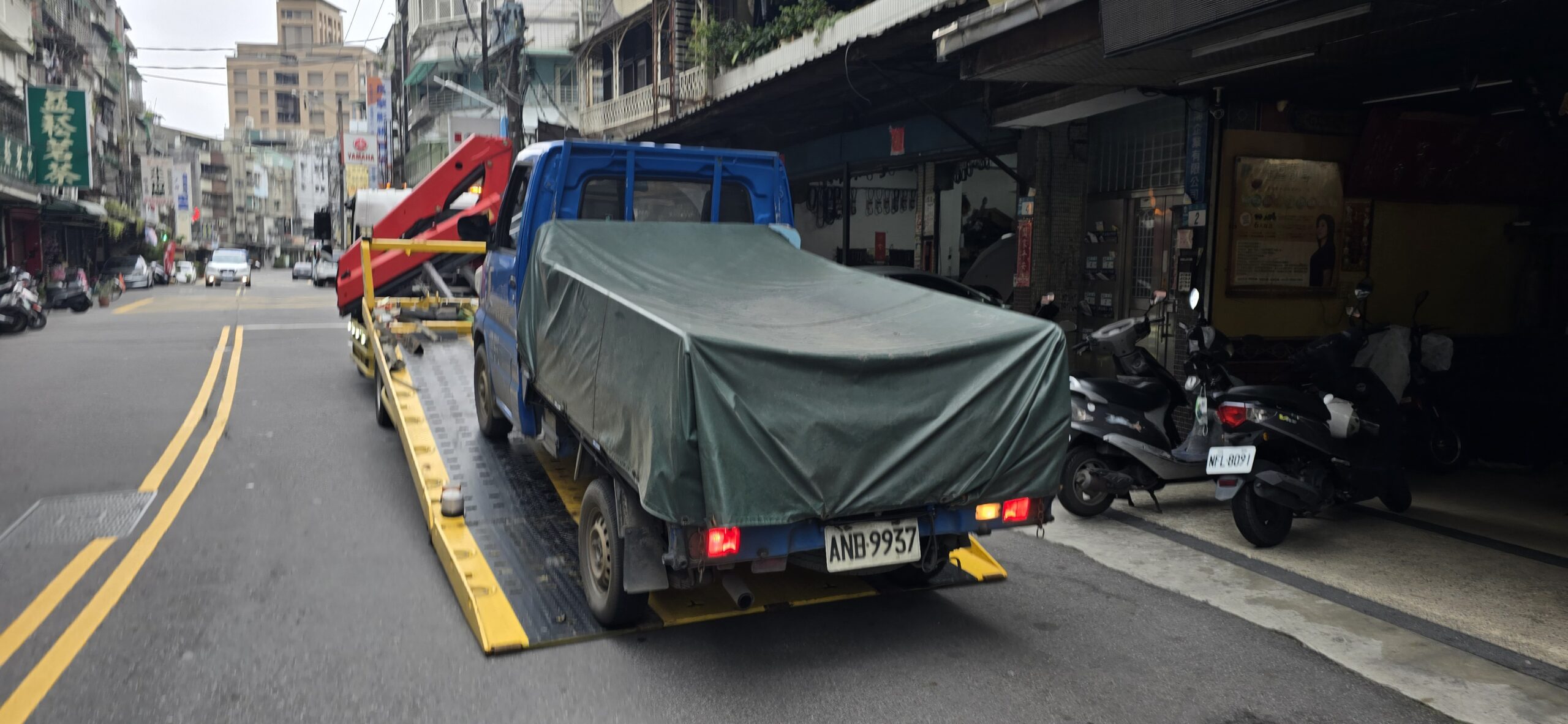 蘆洲在地拖吊車｜爆胎 沒電 拋錨 熟悉巷弄・捷運沿線快速道路救援