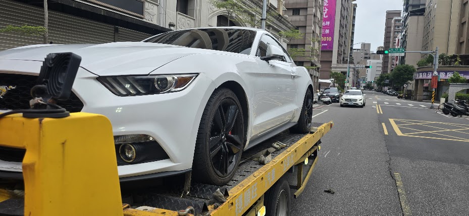 道路救援必備！爆胎陷車應急處理與夜間偏遠地區加價防範0913177311