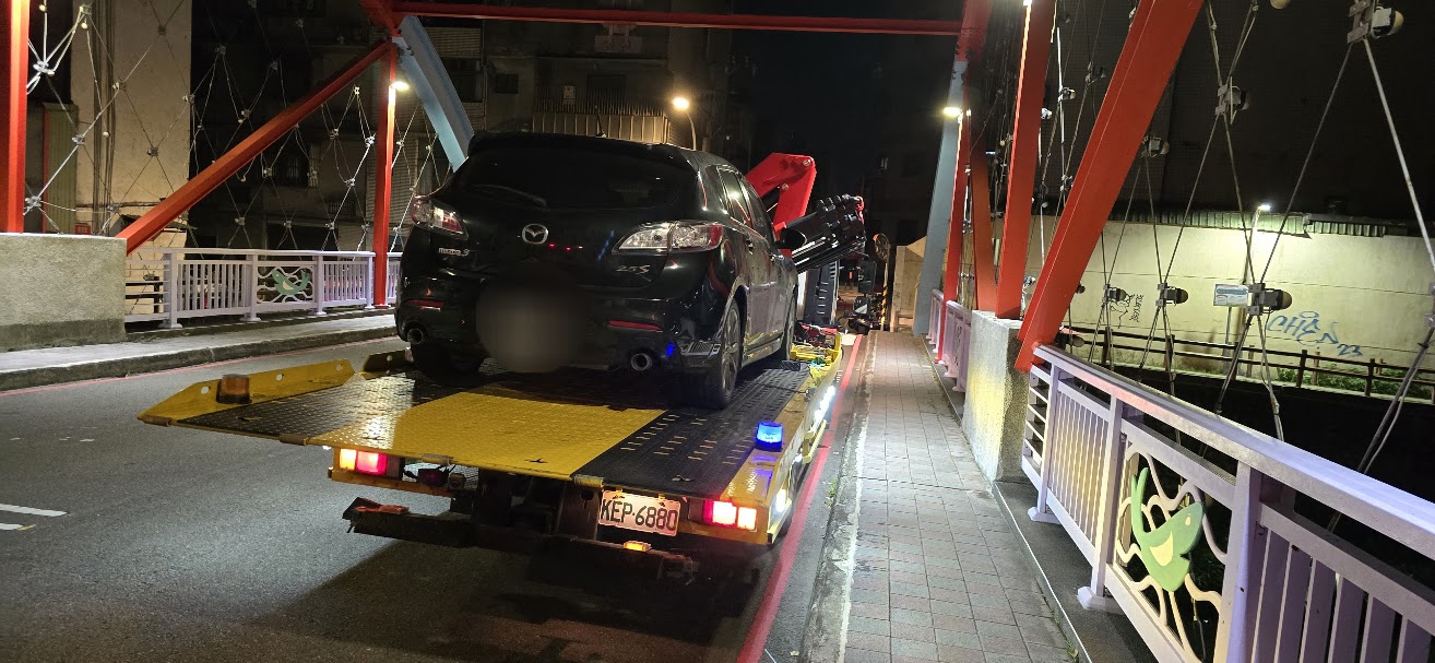24H道路救援推薦！阿旺拖吊車處理爆胎/陷困（汽車/重機/機車）