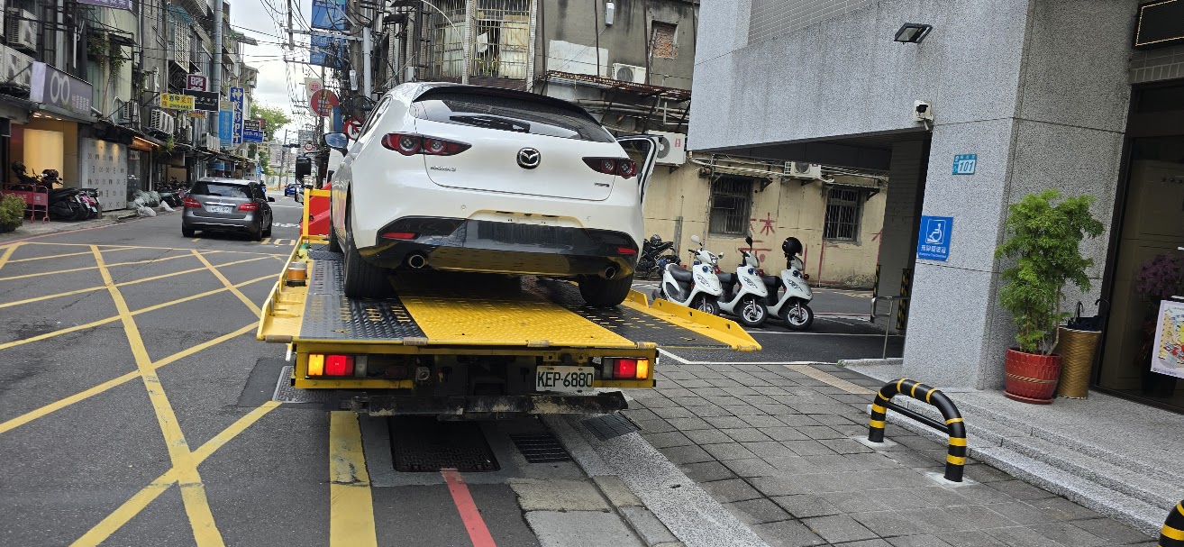 三重道路救援｜24小時拖吊車爆胎陷車救援預防及注意事項0984019177