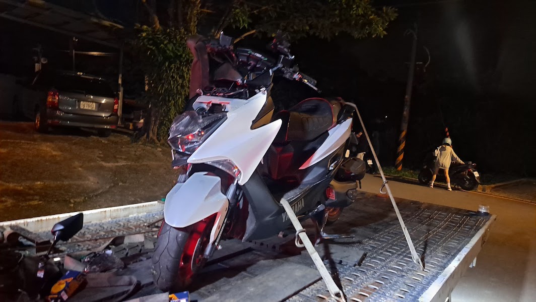 土城道路救援專家｜土城拖吊車 爆胎 拋錨 車禍 在地熟路線 快速到場