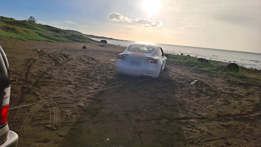 汽車沙灘陷車怎麼辦？汽車沙灘拖吊與正確救援流程全解析