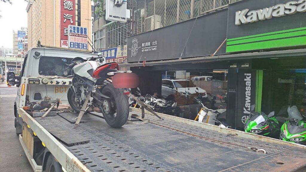 除夕到春節最怕爆胎拋錨車禍？24H穩順旺 道路救援＋拖吊車