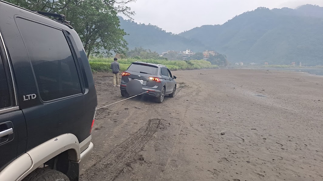沙灘刁車陷車拖吊救援｜全台24H專線0984019177｜阿旺道路救援
