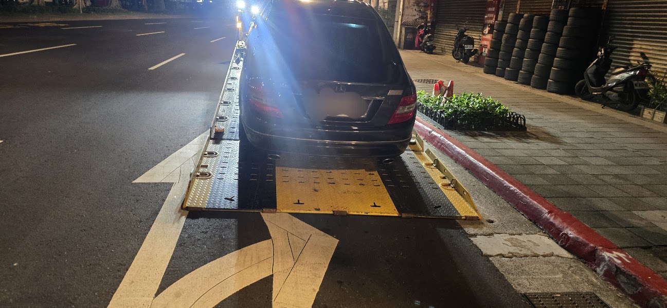 24H台北新北道路救援｜爆胎/沒電/陷車30分鐘到-拖吊車費用透明化
