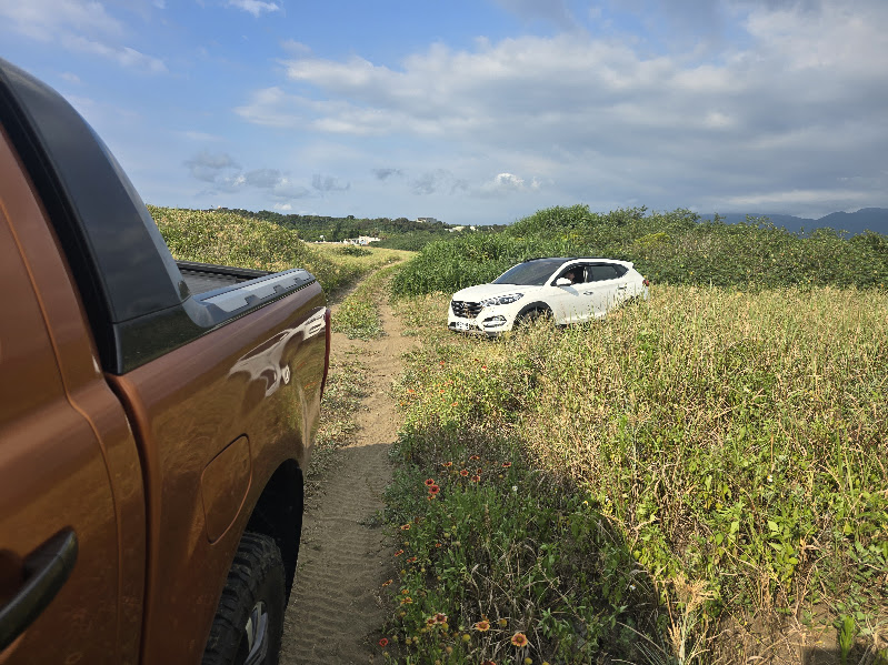 汽車、休旅車、貨車陷入泥地沙灘怎麼辦？北部海岸沙灘拖吊救援完整指南｜阿旺拖吊車