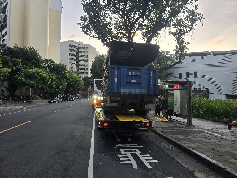 基隆市道路救援推薦｜基隆拖吊車怎麼選？汽車、貨車、大型重機、機車爆胎、車禍、拋錨與山區陷車完整指南