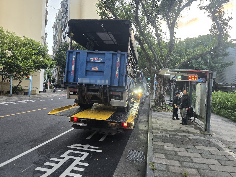 基隆預約拖車怎麼安排？道路救援、汽車拖吊、機車與大型重機拖運流程及注意事項